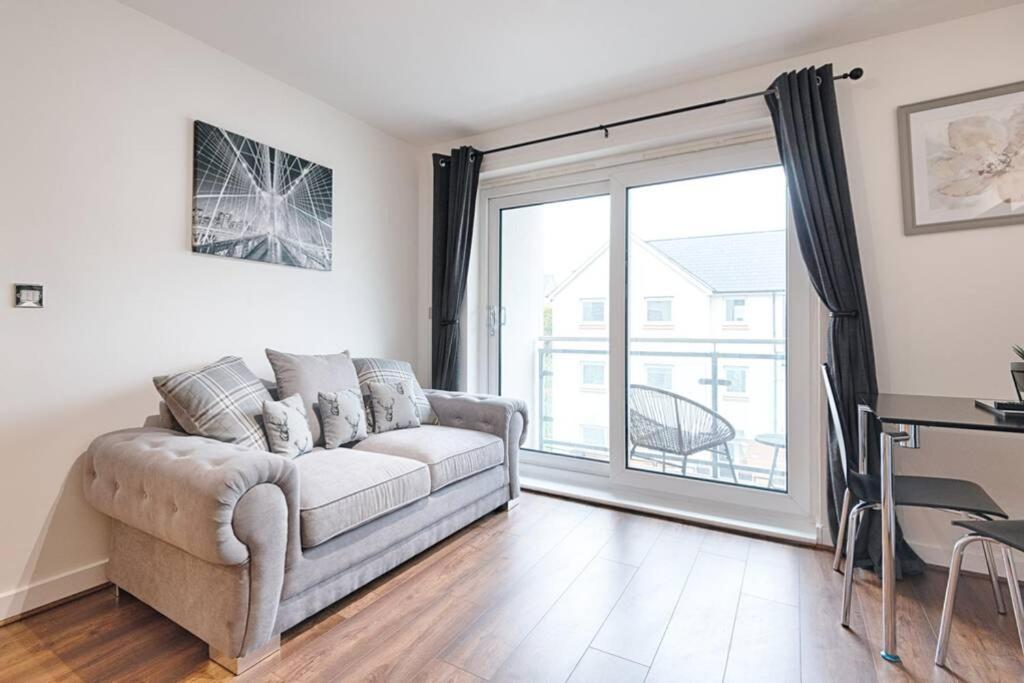 At Neptune With Parking Space - Tv In Every Bedroom! Apartment Swansea