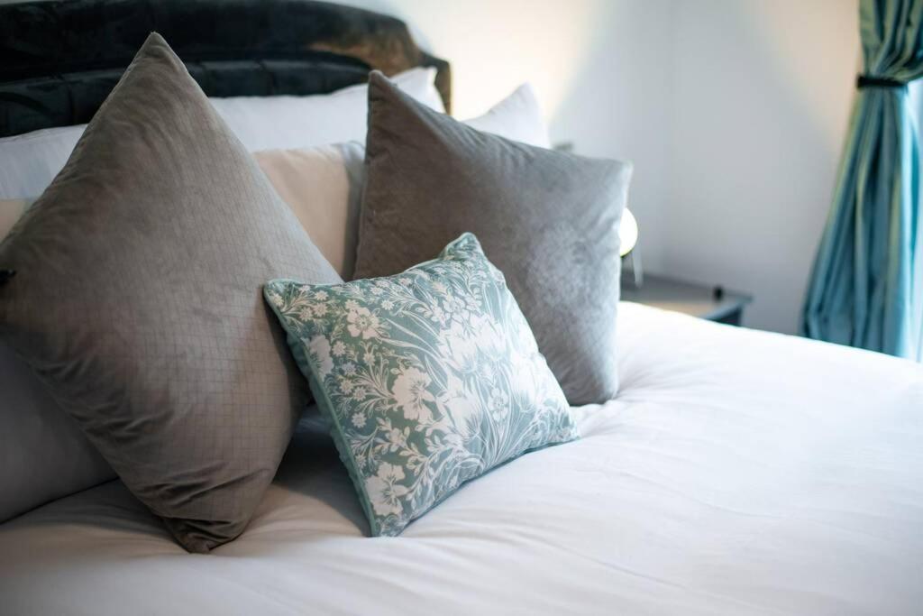 At Neptune With Parking Space - Tv In Every Bedroom! Swansea