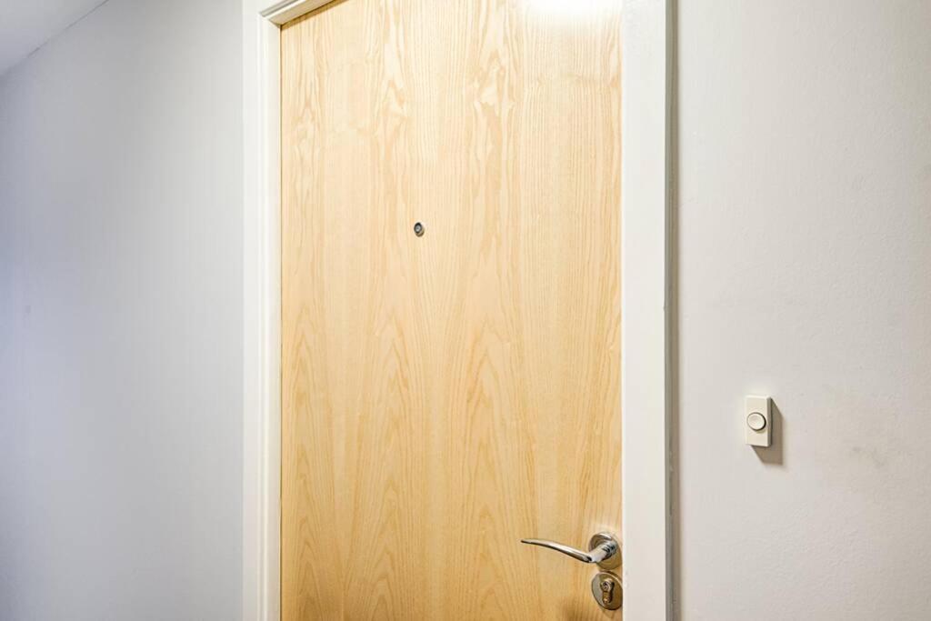 At Neptune With Parking Space - Tv In Every Bedroom! Swansea